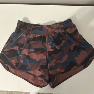 lululemon hotty hot shorts size 6-heritage 365 camo red night sea multi/black